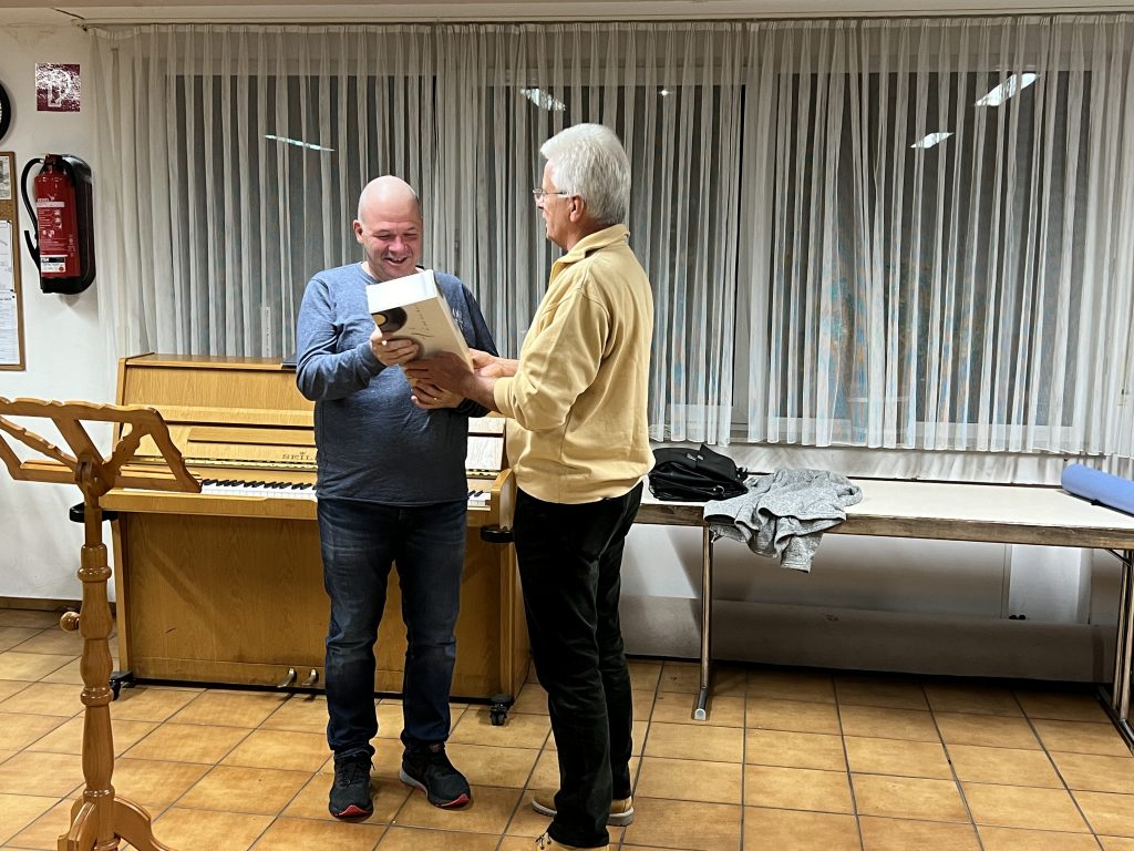 Ulrich Buscher gratuliert dem Chorleiter zum 60. Geburtstag